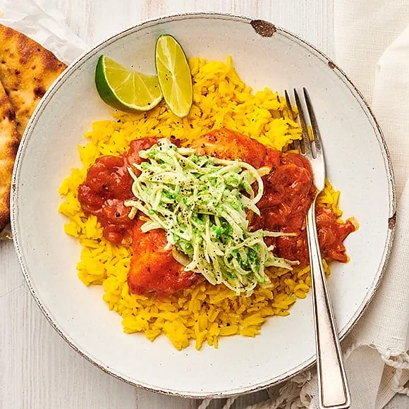 Kyckling tikka masala med ärt- och spetskålssallad