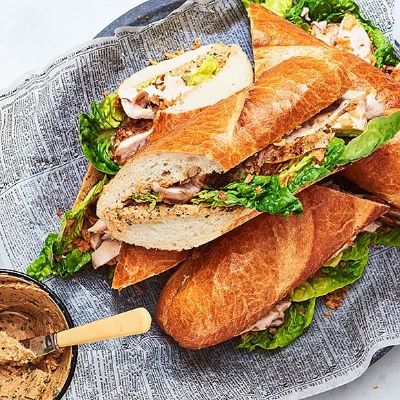Kycklingbaguette med färskost och rostad lök