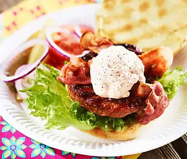 Kycklingburgare med avokadoyoghurt och grillad mango