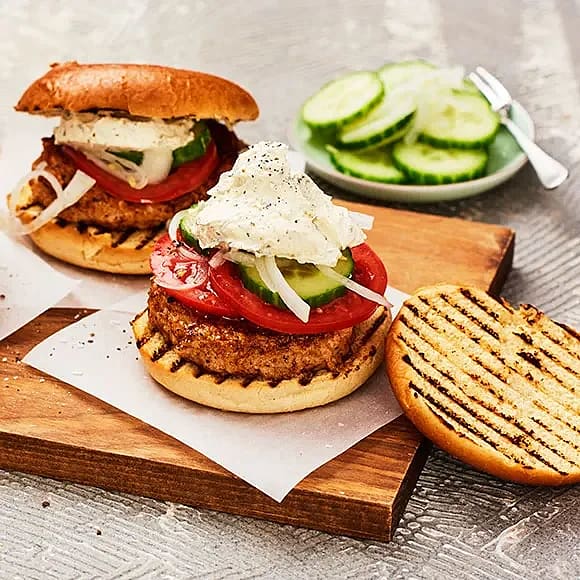 Kycklingburgare med chili, vitlöksfärskost och ingefärspicklad gurka
