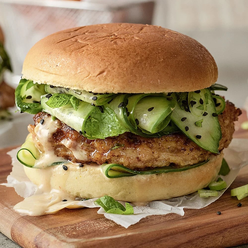 Kycklingburgare med gurksallad och mangogurt