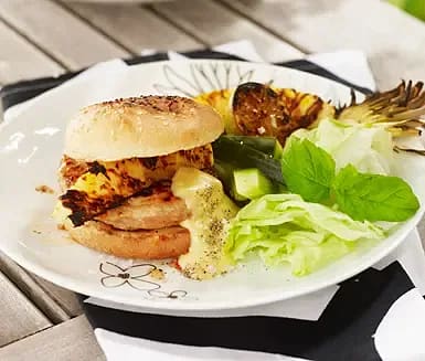Kycklingburgare thai style med grillad ananas och limeaioli
