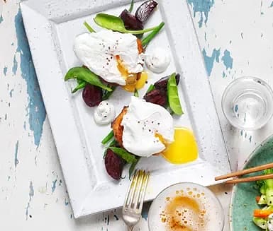 Kycklingfärsbiffar med rödbetor och getostdressing