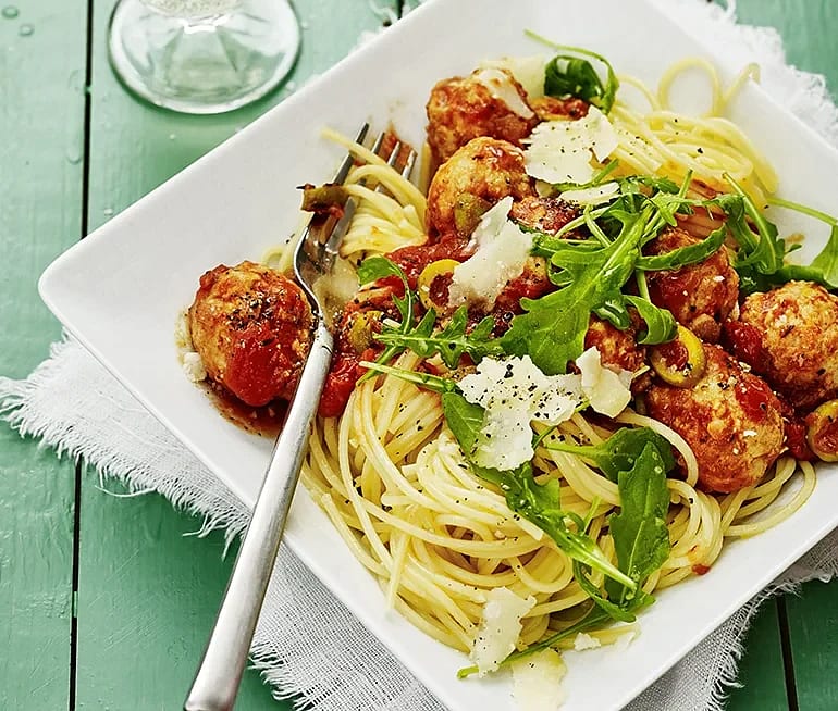 Kycklingfrikadeller i tomatsås med oliver