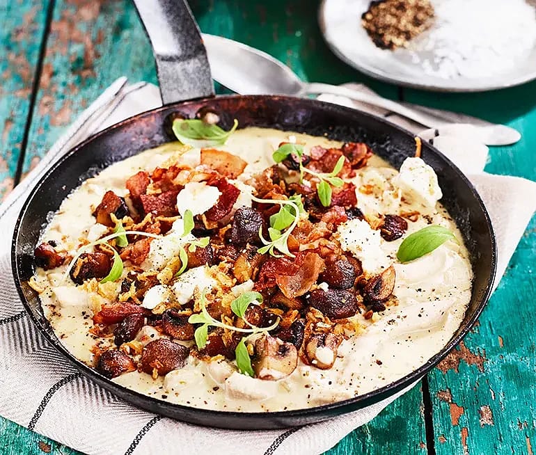 Kycklinggryta med svamp- och baconfräs och fetaost