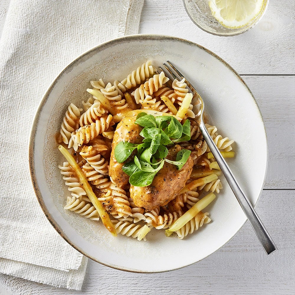 Kycklingjärpar i krämig tomatsås med pasta