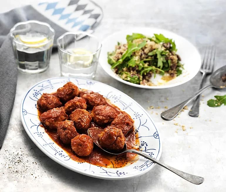 Kycklingköttbullar i tomatsås med quinoasallad