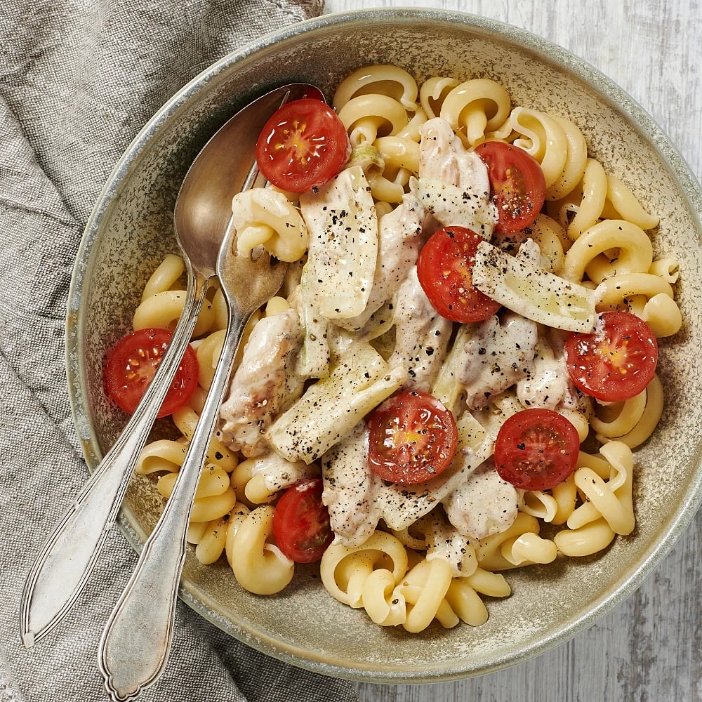 Kycklingpasta med krämig fänkål och tomater