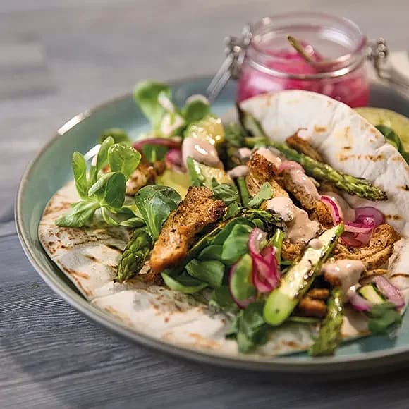Kycklingtacos med grillad sparris & kryddig gräddfil