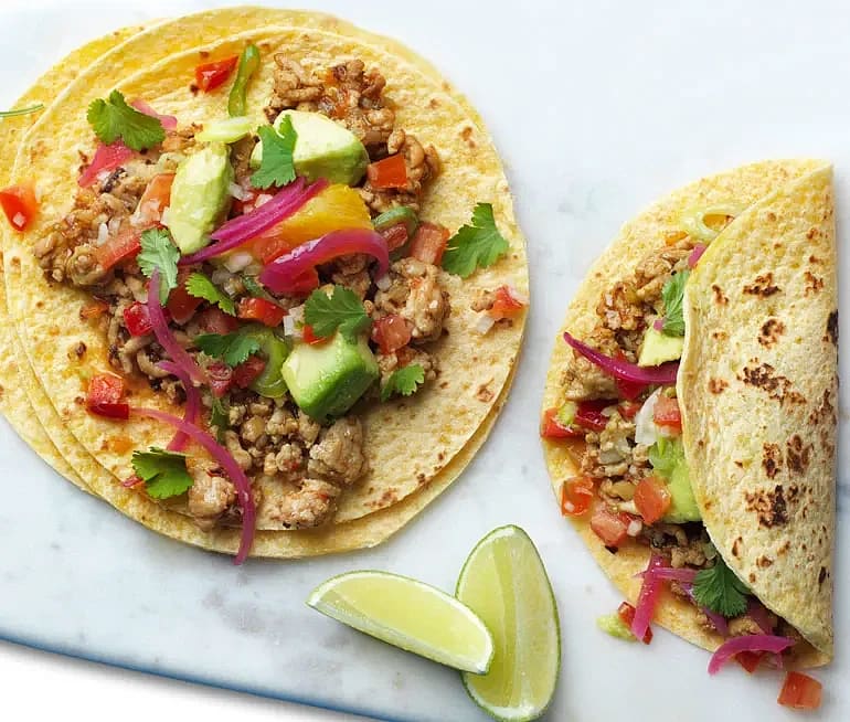 Kycklingtacos med salsa, avokadosallad och picklad rödlök