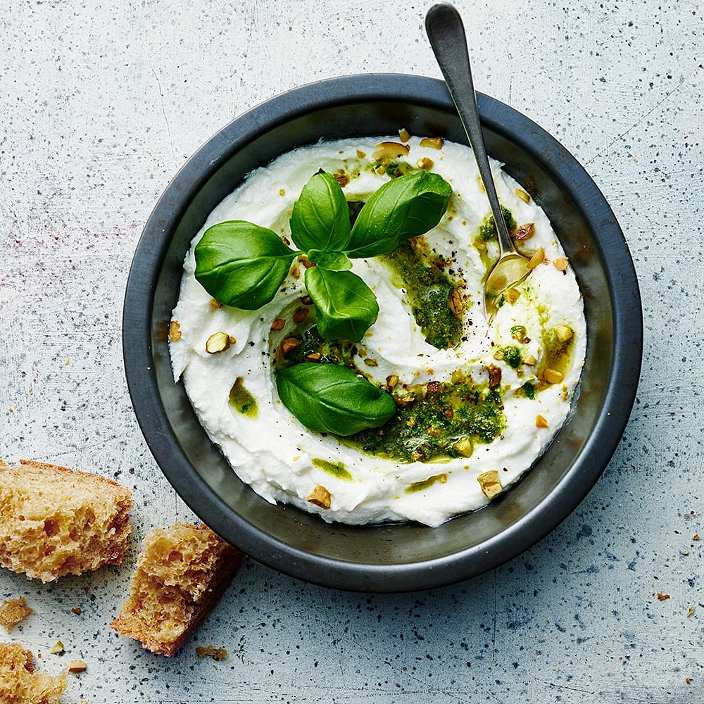 Labneh med pesto och nötter
