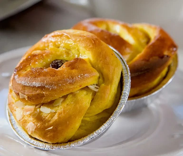 Laktosfria lussebullar med kvarg och mandel