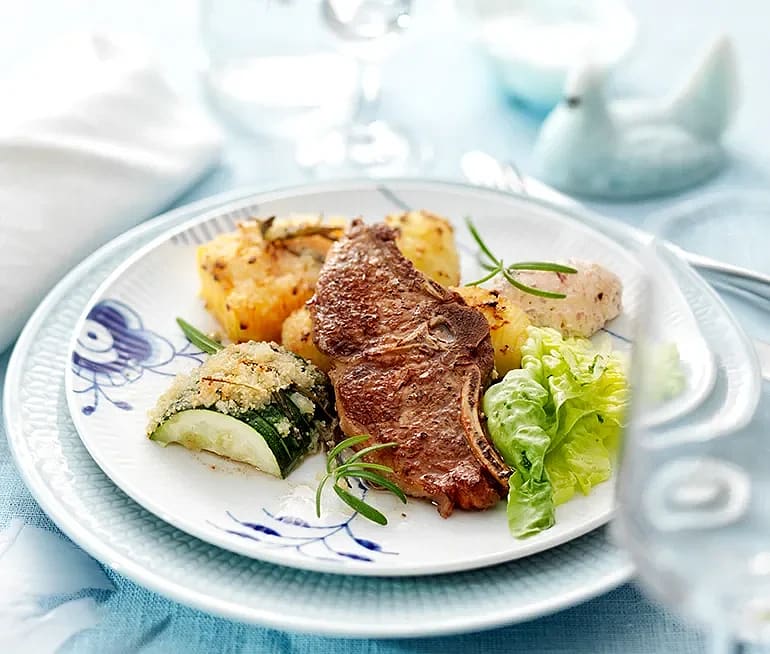 Lamm med hasselbacksgrönsaker och rödlökscrème