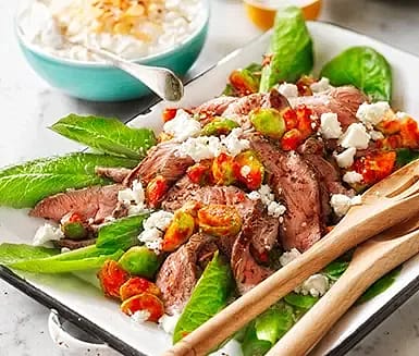 Lamm och vitlöksstekt brysselkål med rostad mandelyoghurt