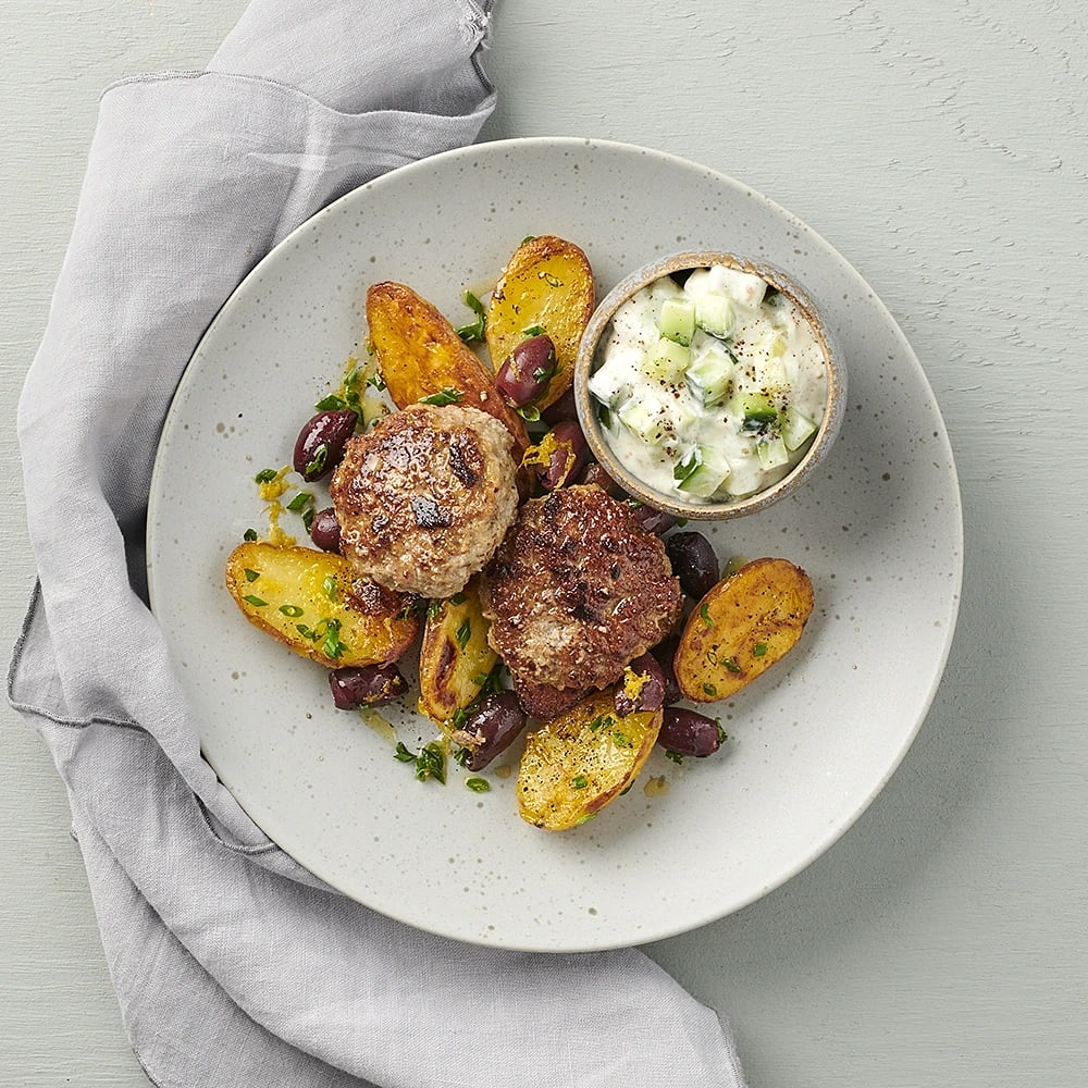 Lammfärsbiffar med olivpotatis och gurkraita