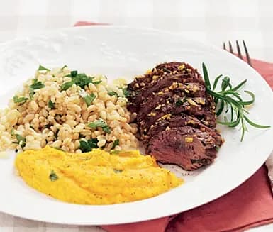 Lammfilé med rosmarinströssel, citronbulgur och morotsbearnaise