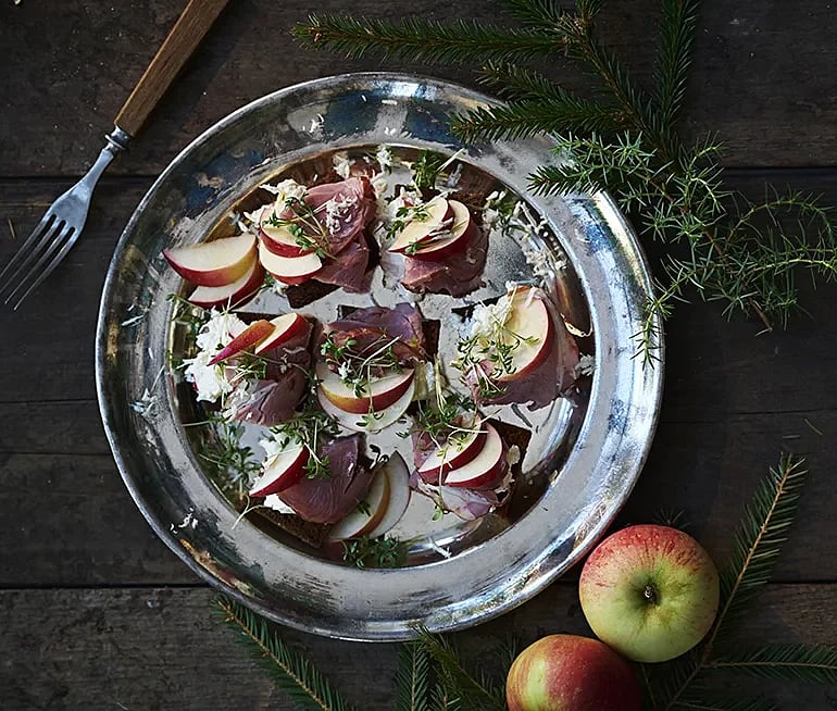 Lammfiolssnittar med pepparrotscrème