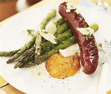 Lammkorv med grillad sparris och paprikaröra