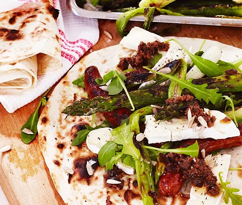 Lammkorvswrap med brie och tapenad