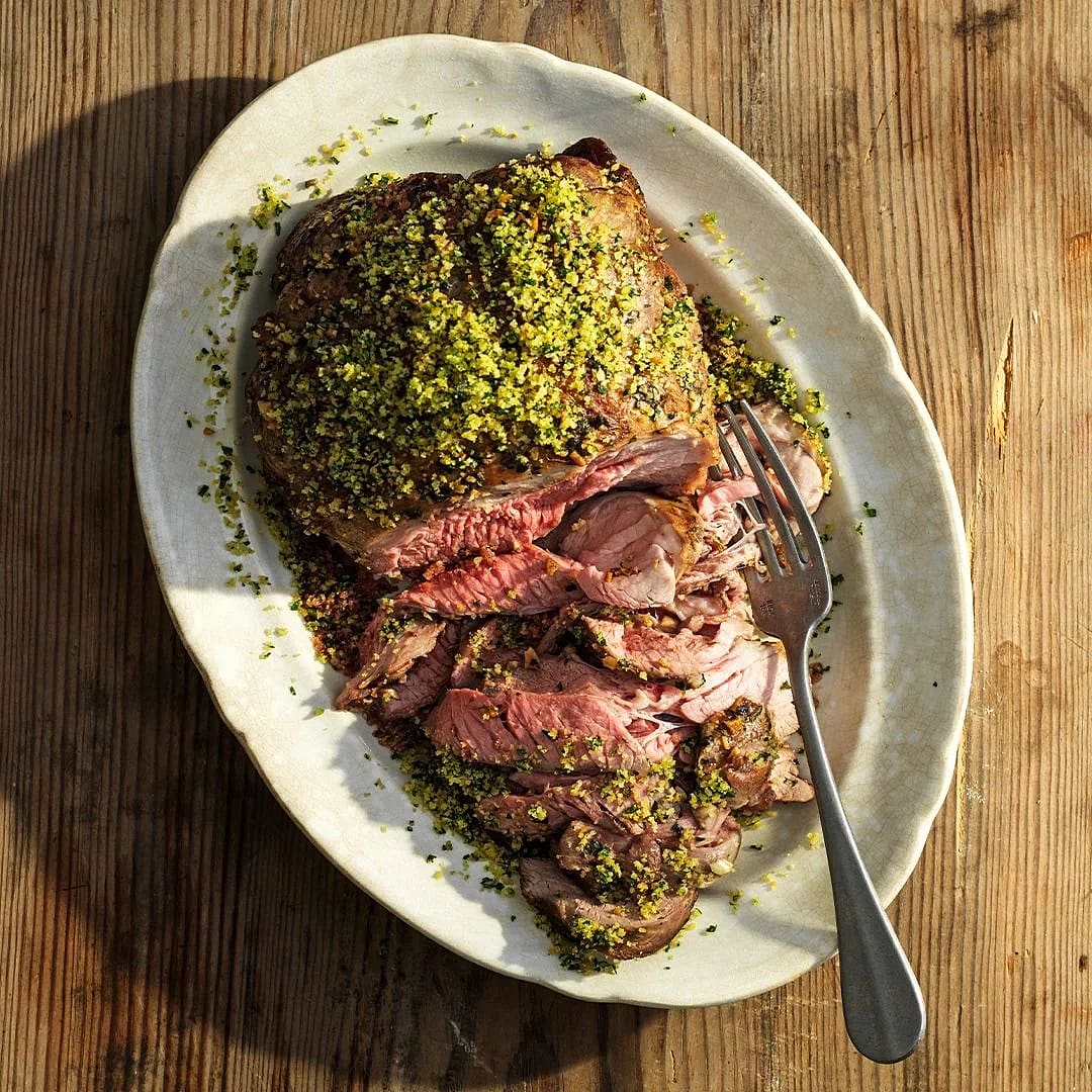 Lammstek med krispigt örttäcke