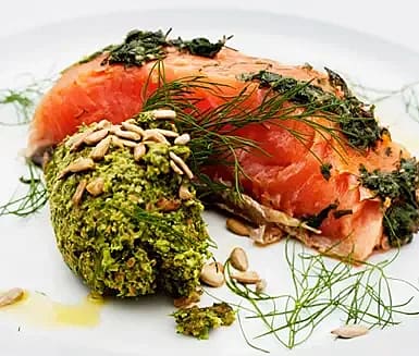 Lättgravad grillad lax med dillpesto