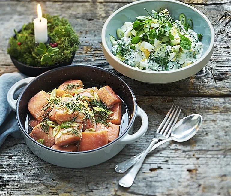 Lax marinerad i matjessillspad serverad med äggsallad