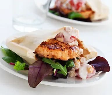 Laxburgare i pitabröd med kikärtor och vitlöksdressing