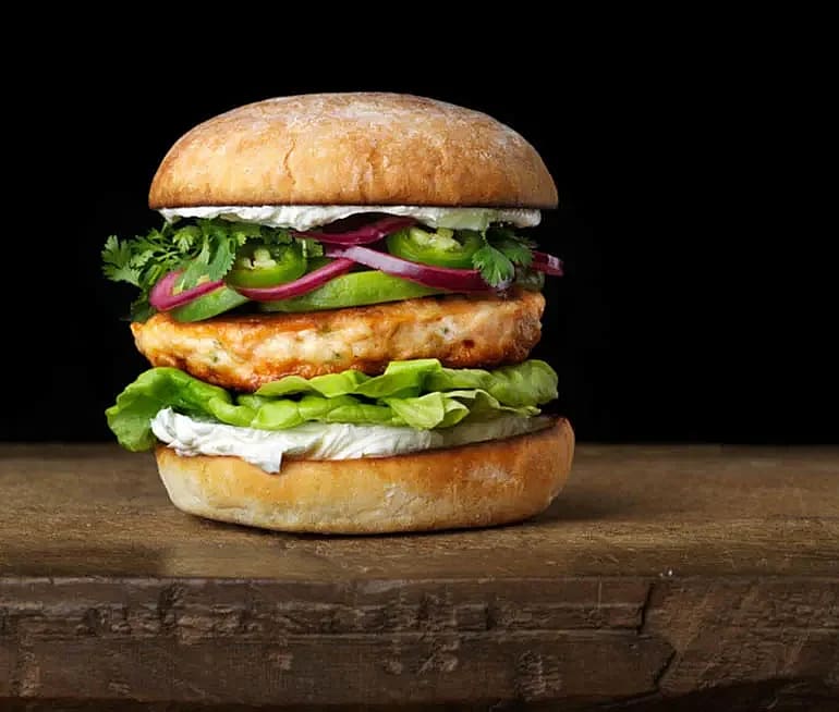 Laxburgare med avokado och picklad lök