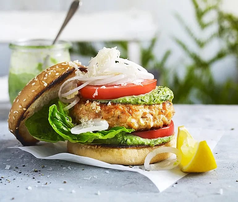 Laxburgare med dill och ärtdressing