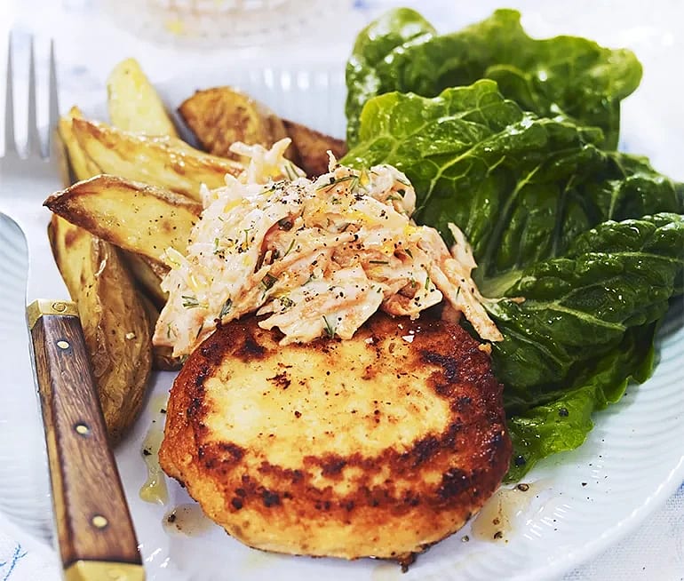Laxburgare med klyftpotatis och morotssallad