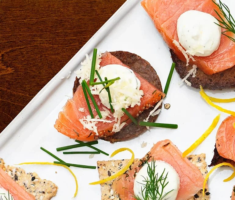 Laxsnittar med gräslök- och pepparotssmetana