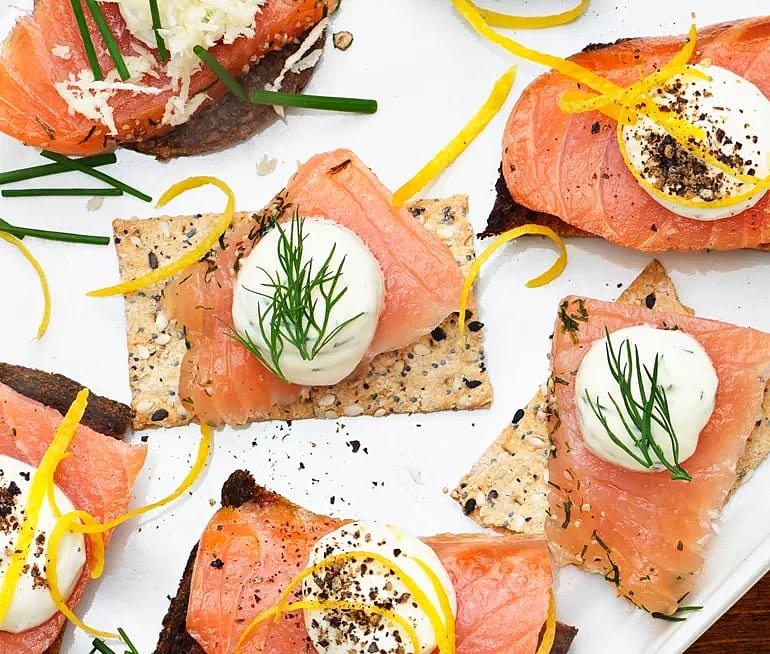 Laxsnittar med hovmästartopping