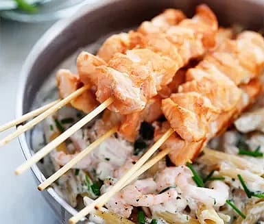 Laxspett med fullkornspasta och räksås