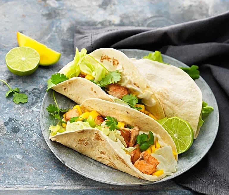 Laxtacos med mango och räkost