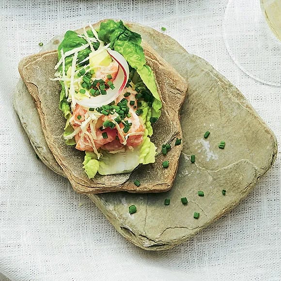 Laxtartar med äpple och pepparrot