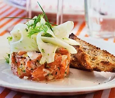Laxtartar med fänkålssallad och havretoast