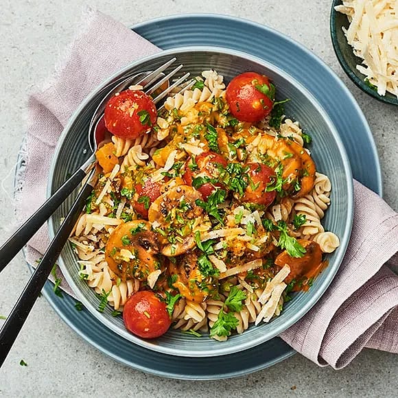 Linspasta med svamp, vitlök, persilja och tomat