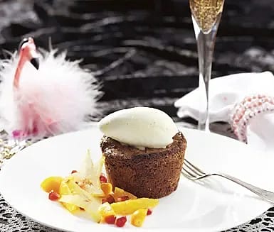 Ljummen chokladbrownie med glass och tropisk sallad