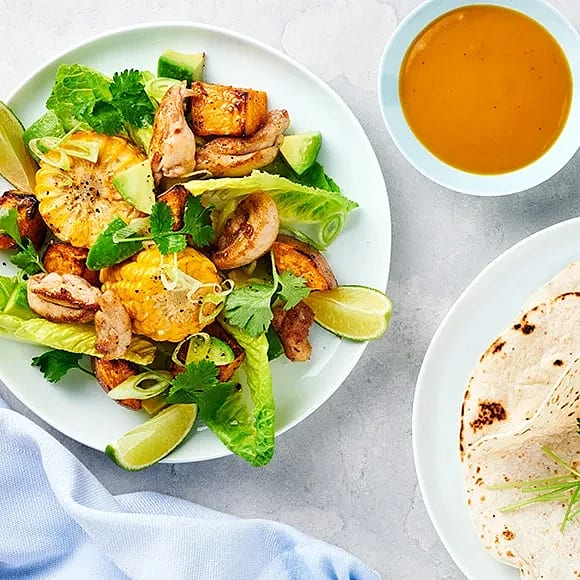 Ljummen kycklingsallad med sötpotatis och mangodressing