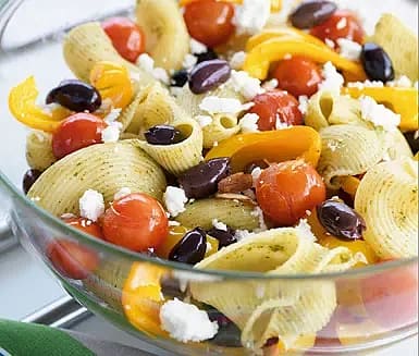 Ljummen pastasallad med fetaost och grillad kyckling