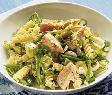 Ljummen pastasallad med varmrökt lax