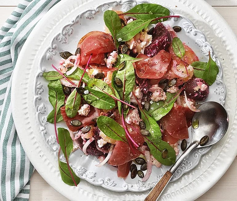 Ljummen rödbetssallad med fetaost och bresaola