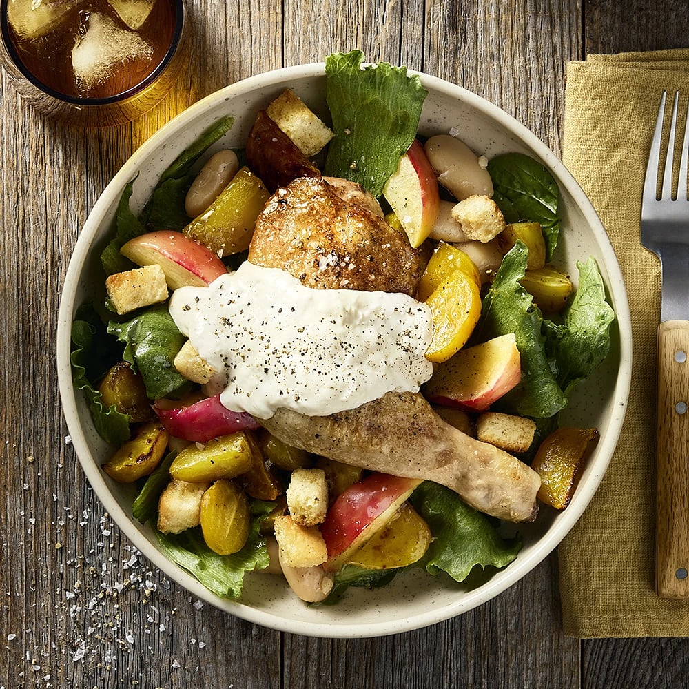 Ljummen sallad med gulbetor, bakat äpple och pepparrotsdressing