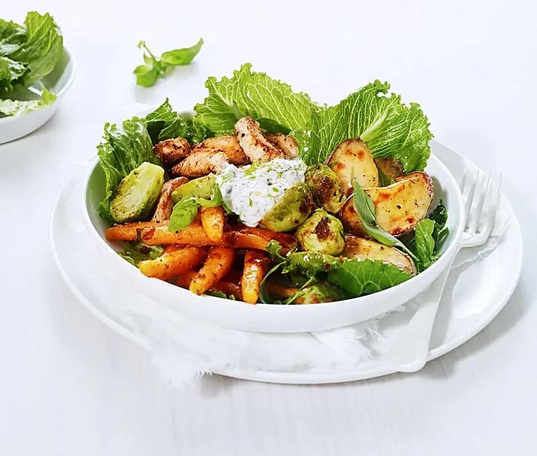 Ljummen sallad med tomatrostad brysselkål och basilika/limeyoghurt