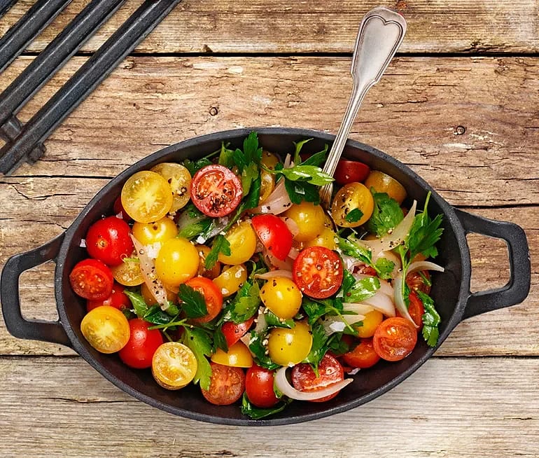 Ljummen tomatsallad med silverlök och persilja