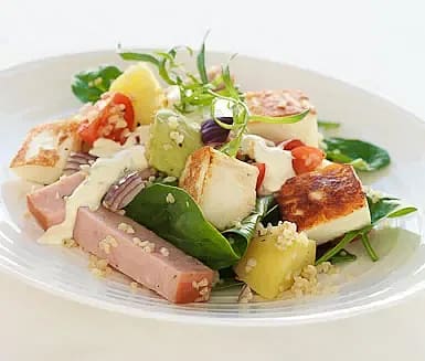 Ljummen vårprimörssallad med halloumi, kalkon och dragonsås