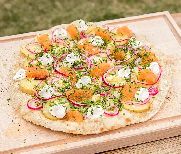Löjromspizza med prästost och potatis.