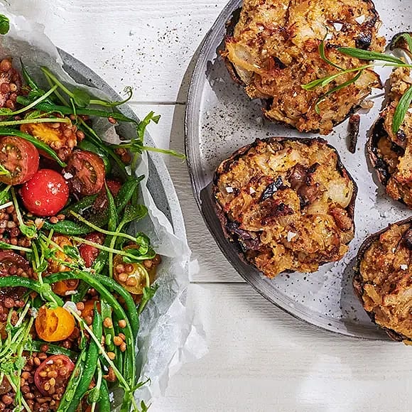 Lök- och dragonfylld portabello med lins- och tomatsallad
