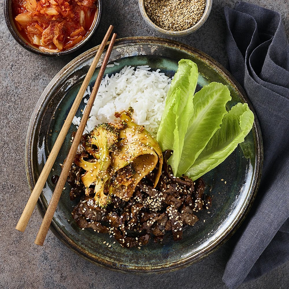 Lövbiff bulgogi med het broccoli och kimchi