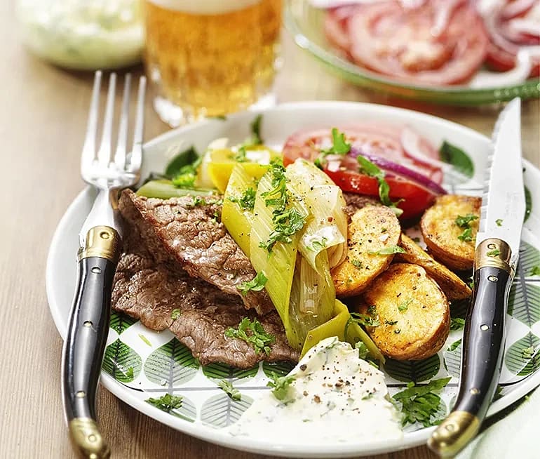 Lövbiff med ölbräserad lök och rostad mandelpotatis